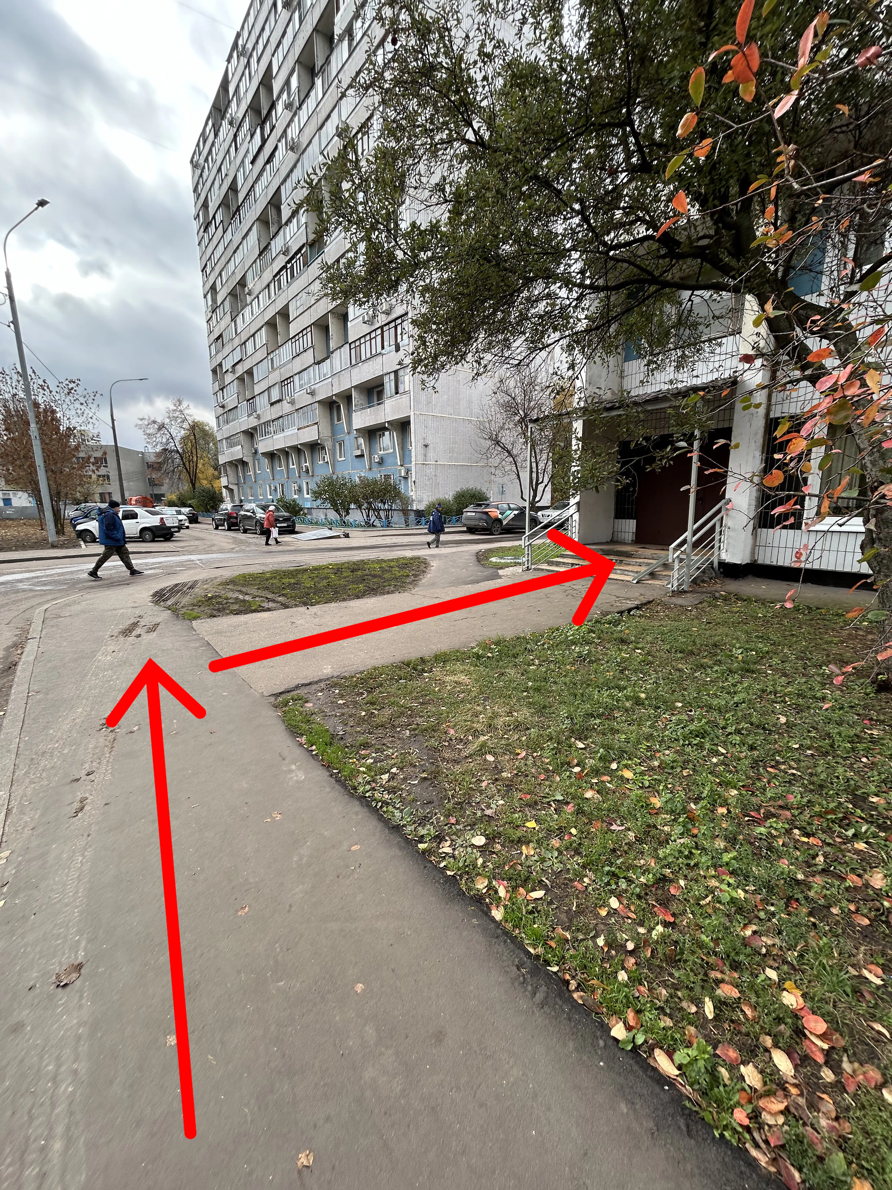 В конце дома повернуть направо к последнему подъезду