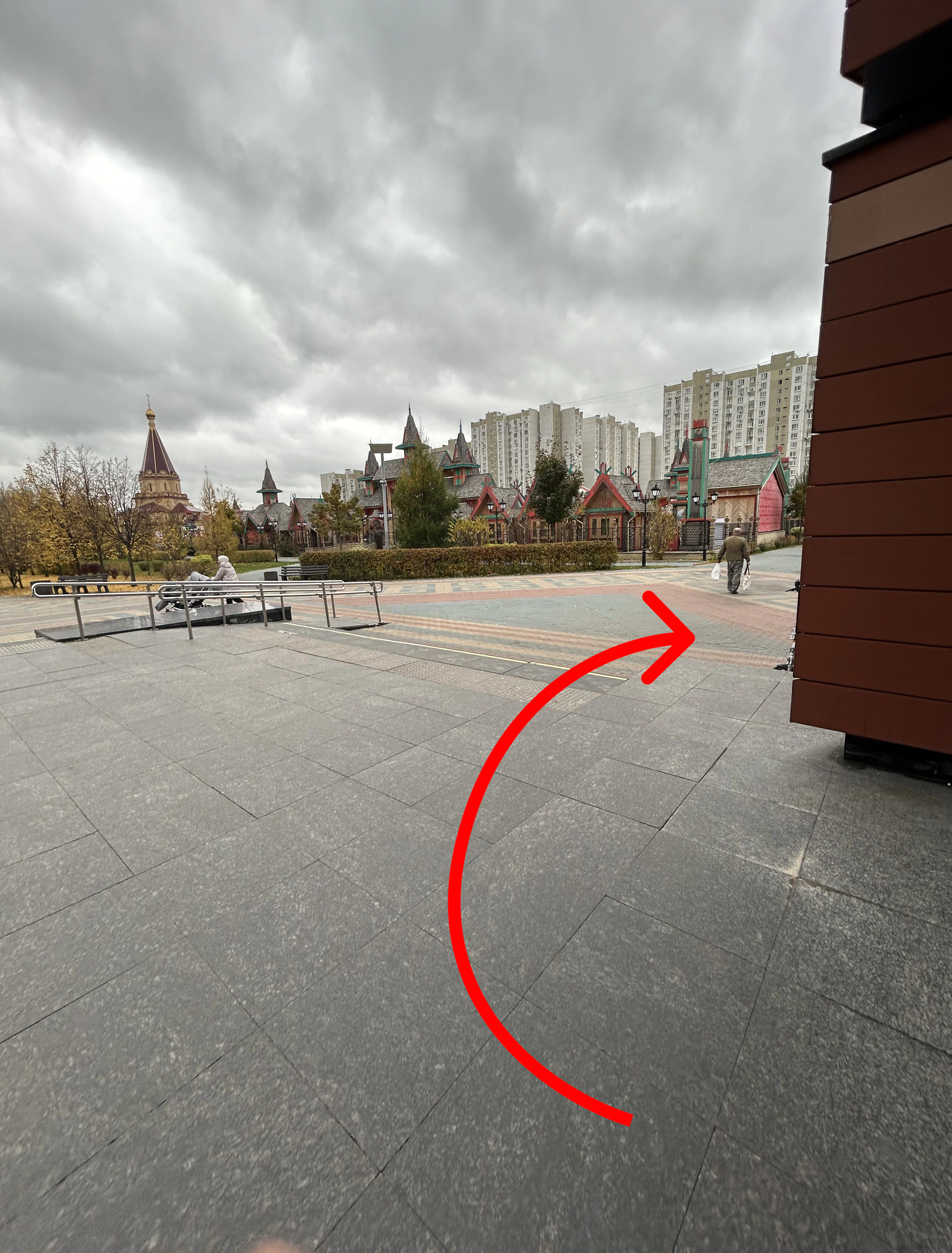 Выйти из метро, повернуть направо